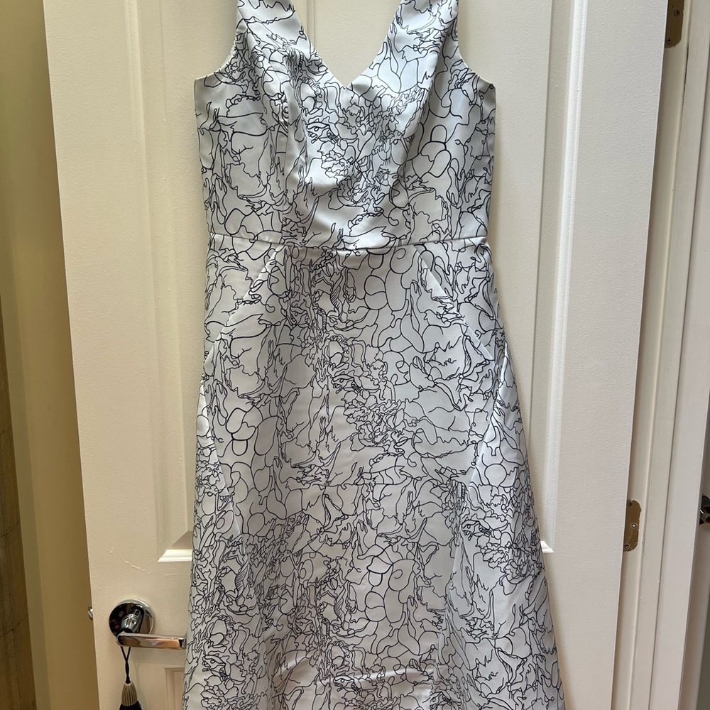 Kay Unger Elegant White and Black Patterned Tea-length Dress Size 8